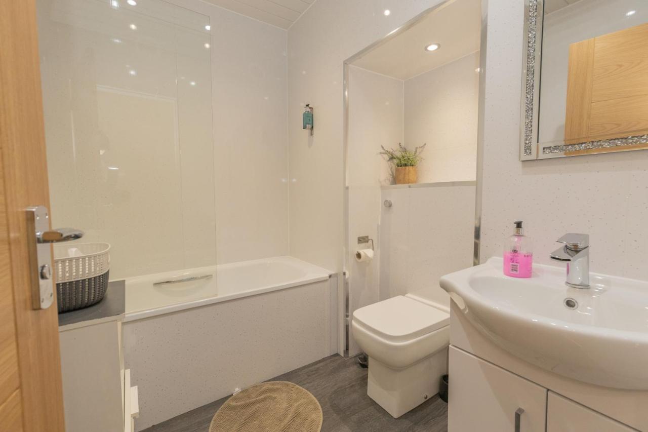 New 3-Bedroom Apartment Close To City Centre 爱丁堡 外观 照片